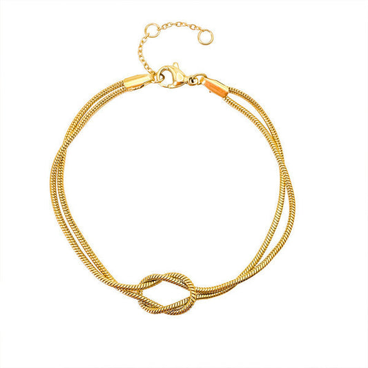Pulseras doradas con simbolizan amor
